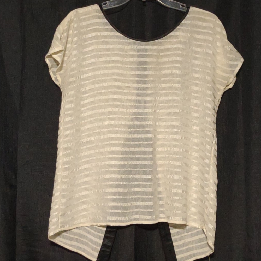 Daytrip open back button blouse medium